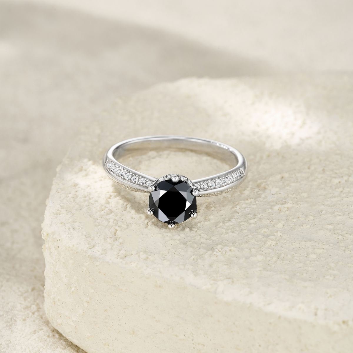 ANILLO SOLITARIO 1CT CON ENGASTE LATERAL DE CARRIL