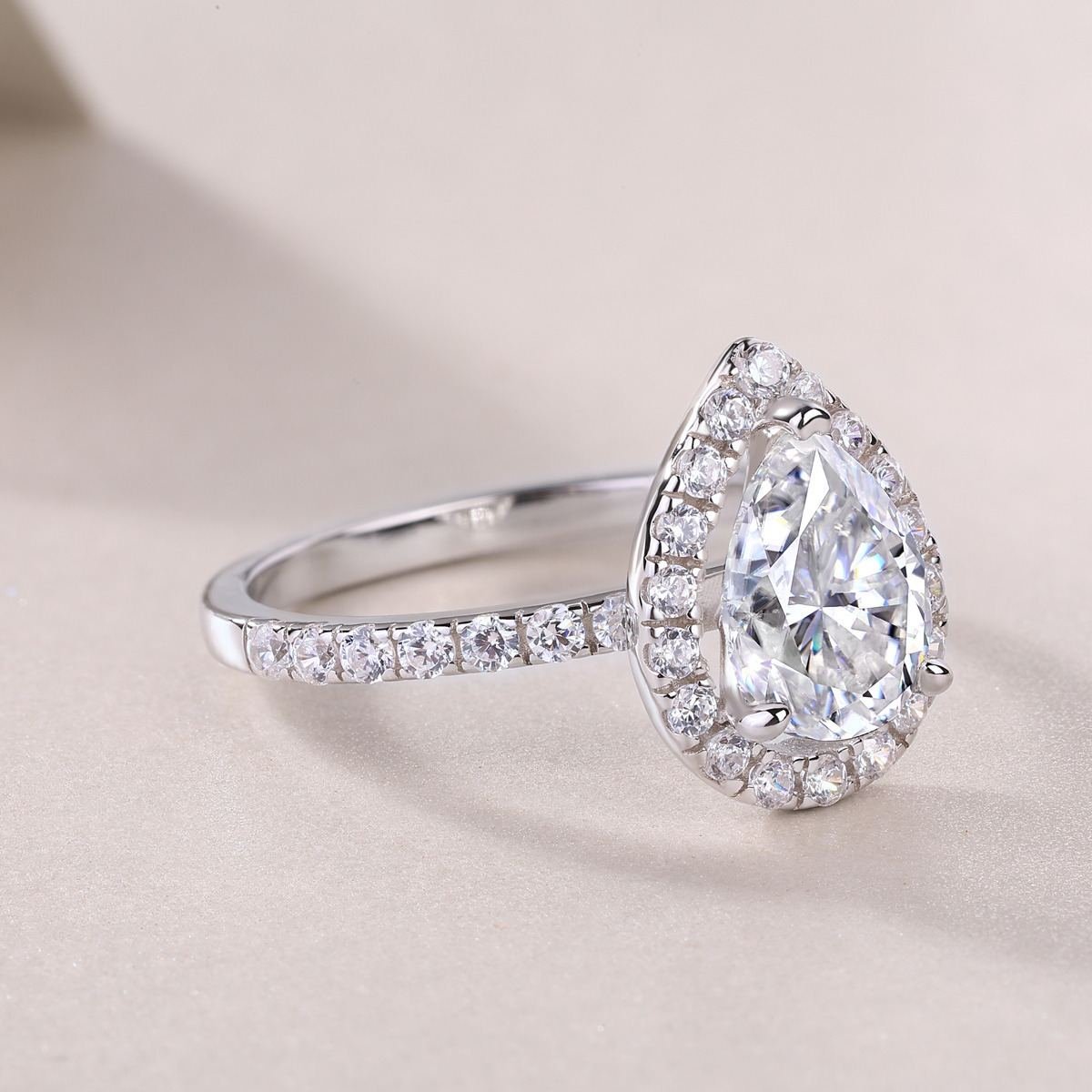 ANILLO CORTE PERA CON ENAGASTE CLUSTER