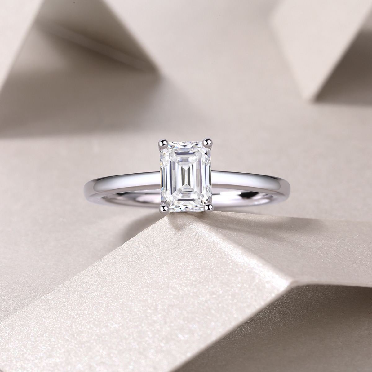 ANILLO SOLITARIO CORTE ESMERALDA