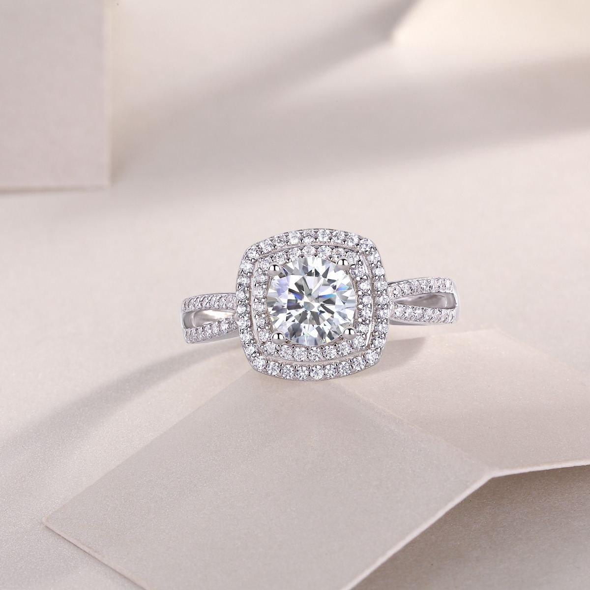 ANILLO CON ENGASTE CLUSTER Y ENGASTE EN GRANO 1CT