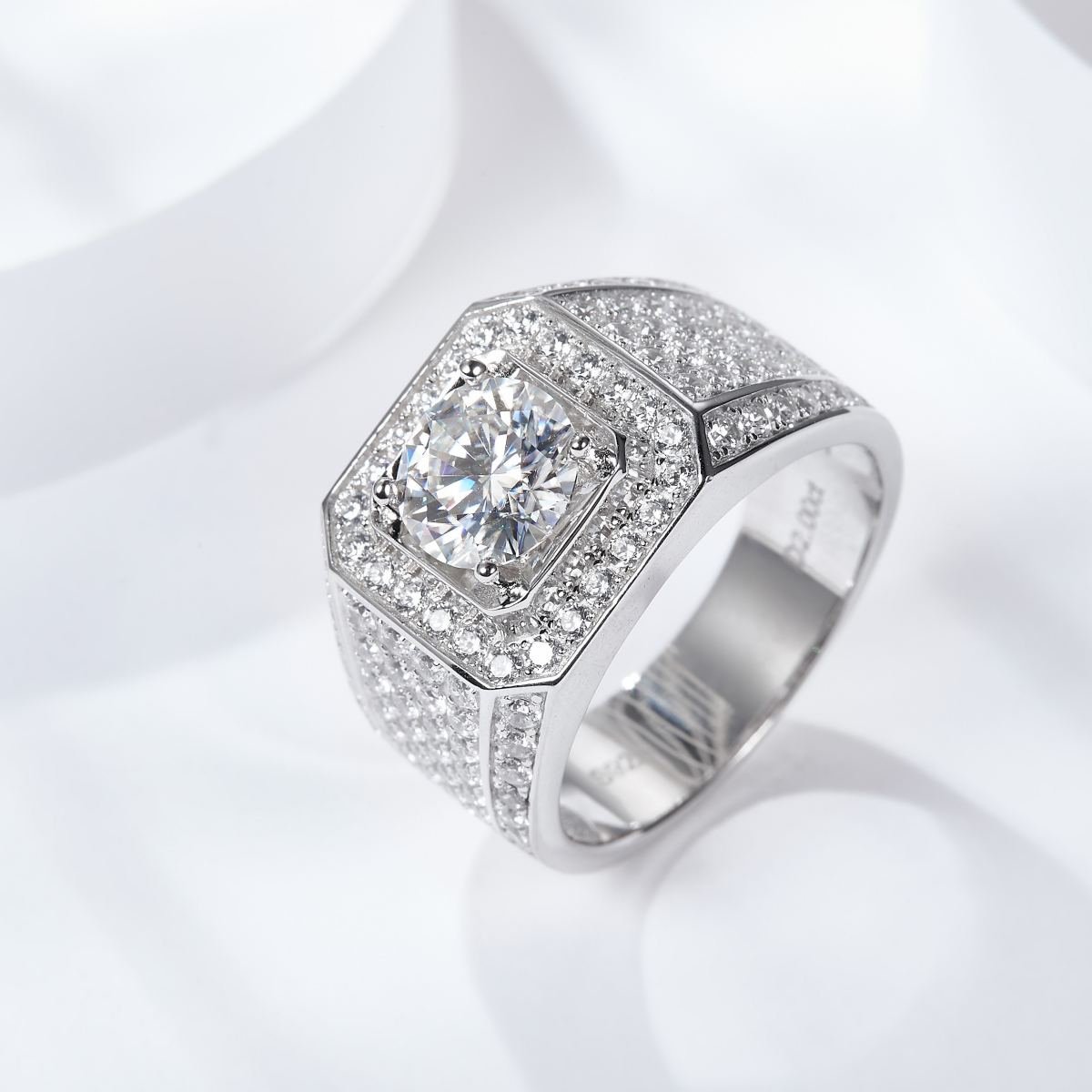 ANILLO CON ENGASTE PAVÉ Y MOISSANITA CENTRAL DE 1CT
