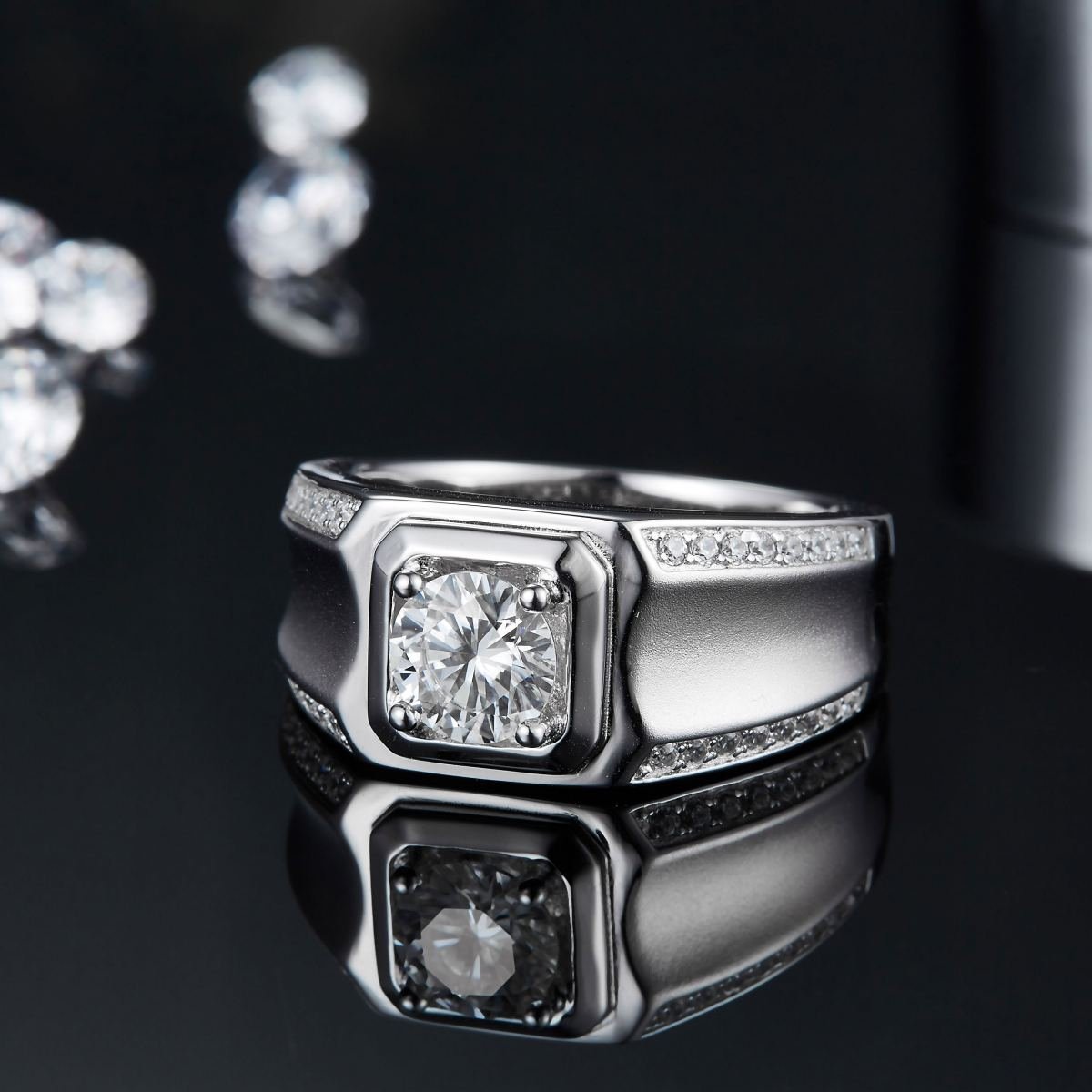 ANILLO CON ENGASTE EN CARRIL Y MOISSANITA CENTRAL DE 1CT