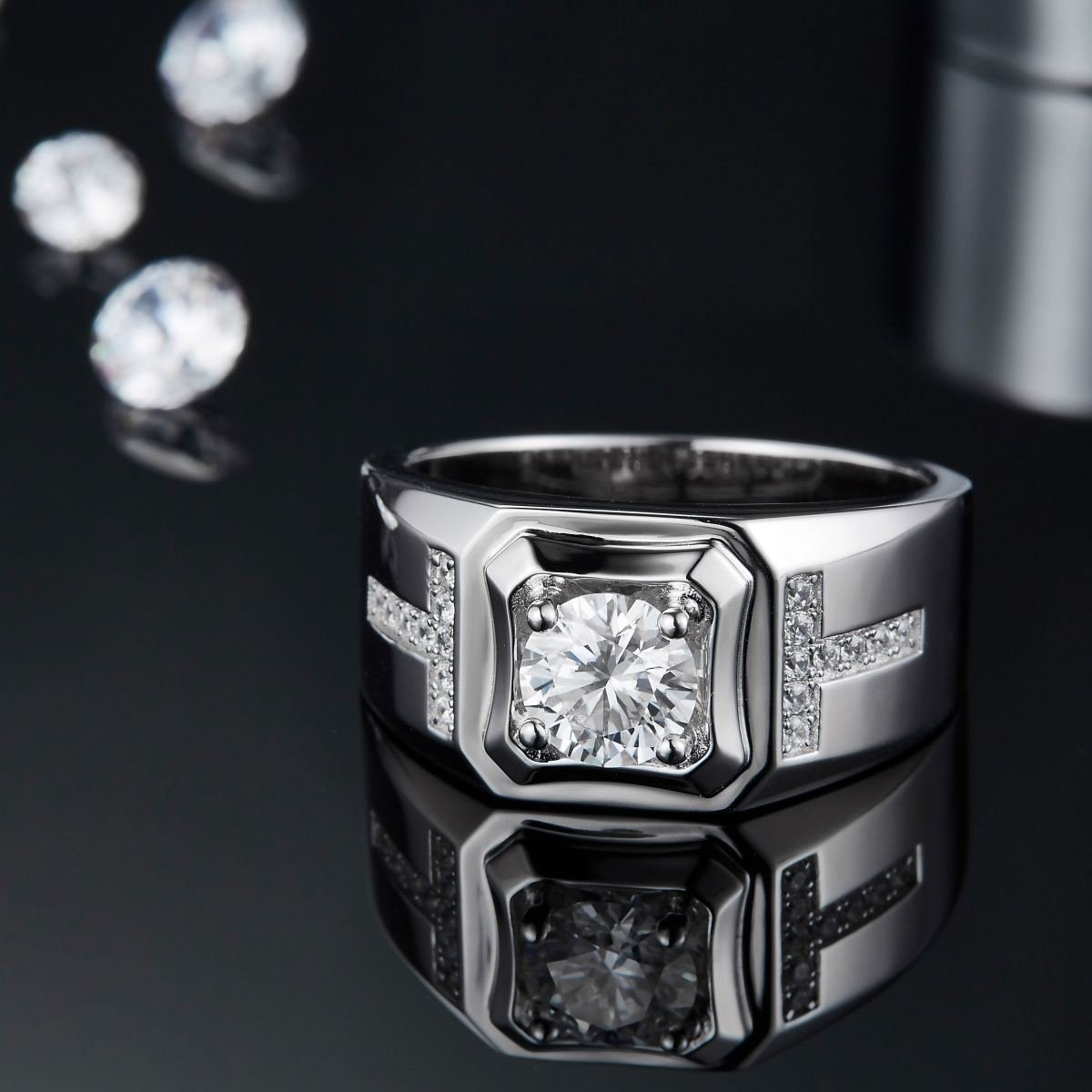 ANILLO CON ENGASTE EN T Y MOISSANITA CENTRAL DE 1CT
